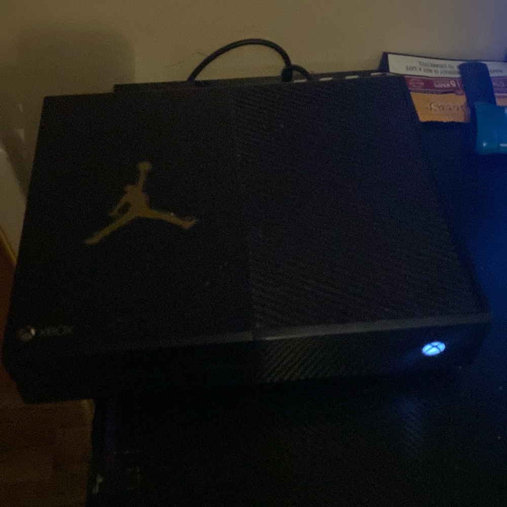 Xbox 1 black blue controller all download games no problems just got 1 month ago